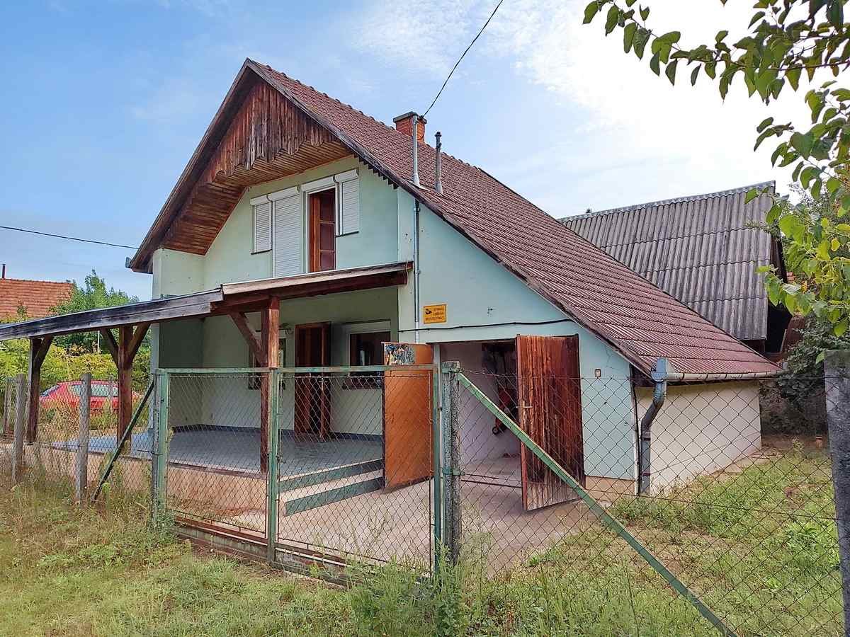 Tasson a Duna közelében eladó 2 szintes nyaraló 2 hálószobával garázzsal 