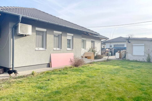 Nappali + 4 hálószobás önálló vízpart közeli családi ház