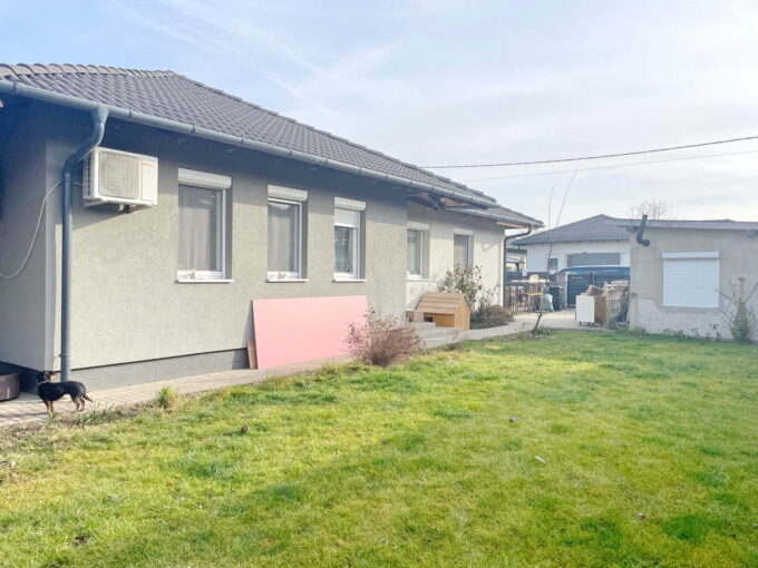 Nappali + 4 hálószobás önálló vízpart közeli családi ház