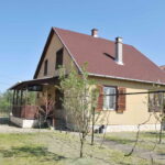 Nyaralónak is ideális, bútorozott családi ház eladó Kiskörén