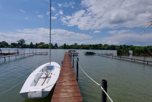 Lakható nyaraló saját stéggel Tasson eladó