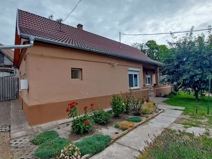 Eladó családi ház Dömsöd központjában