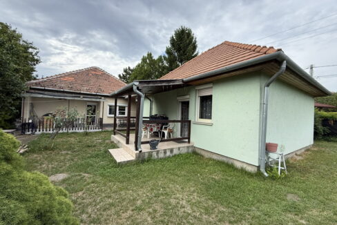 2 ház 916 m2-es összközműves telken Szigetszentmiklós