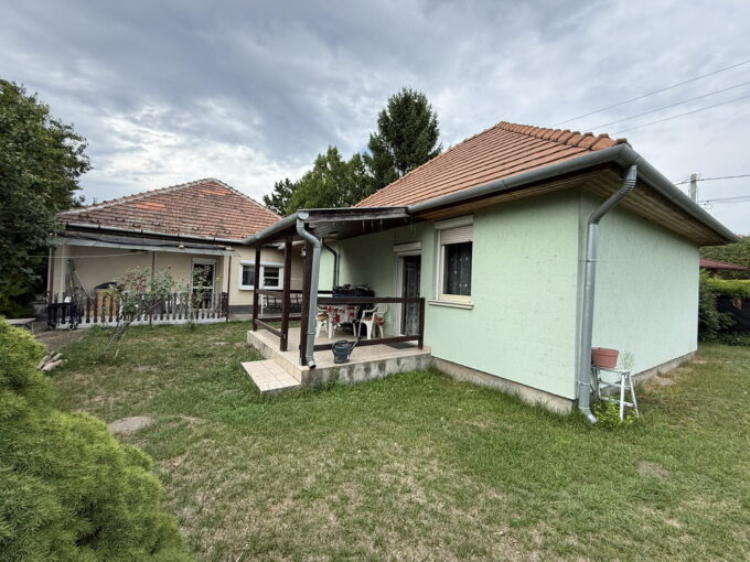 2 ház 916 m2-es összközműves telken Szigetszentmiklós