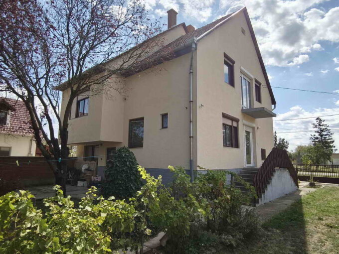 Eladó nappali + 5 szobás, garázsos családi ház Kiskörén
