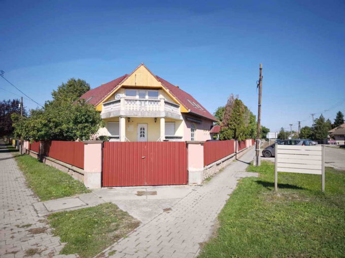 Vállalkozásra is alkalmas családi ház eladó Kiskörén