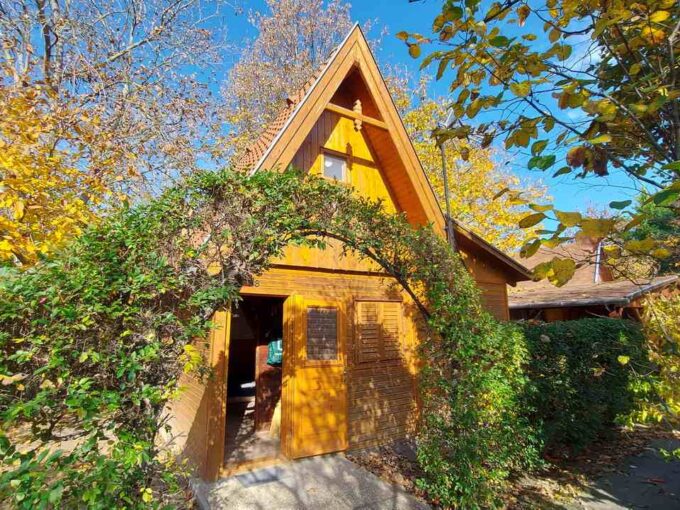 Eladó nyaraló faház Tasson