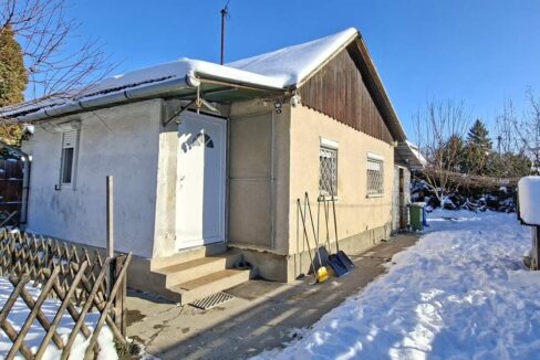 Lakható nyaraló Tasson vízpart közelében eladó