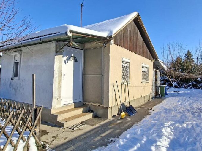 Lakható nyaraló Tasson vízpart közelében eladó