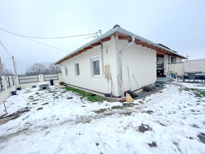 Amerikai konyha/nappali + 3 szobás ház eladó Szigetcsép