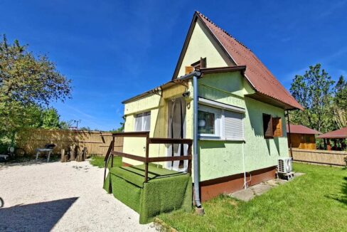 Klímás vízparti nyaraló Tasson eladó