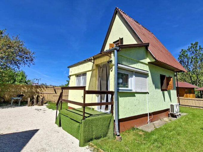 Klímás vízparti nyaraló Tasson eladó