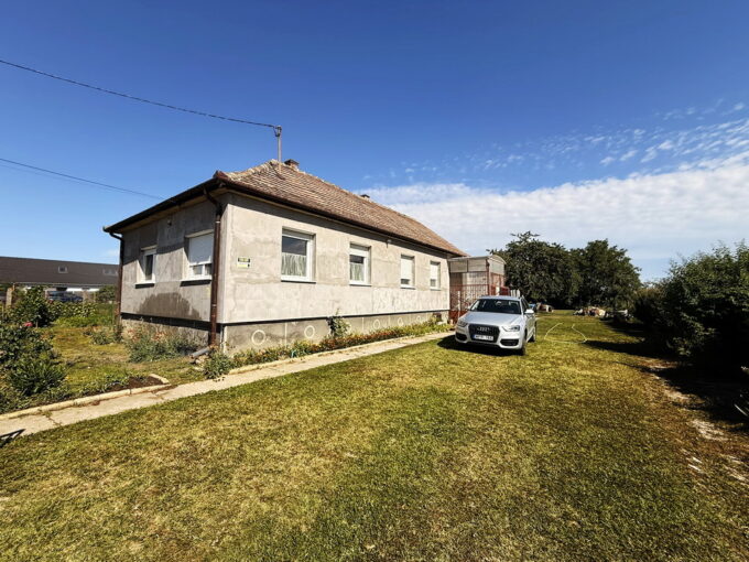 Ráckevén 3 szobás felújított családi ház 1422 m2-es telekkel